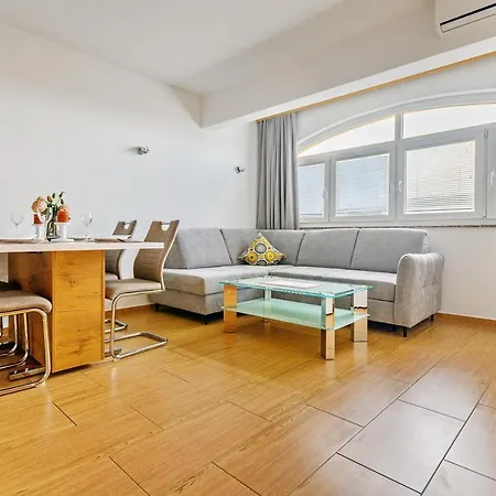 Appartamento Comfort In Peaceful Area - With Garden Zara