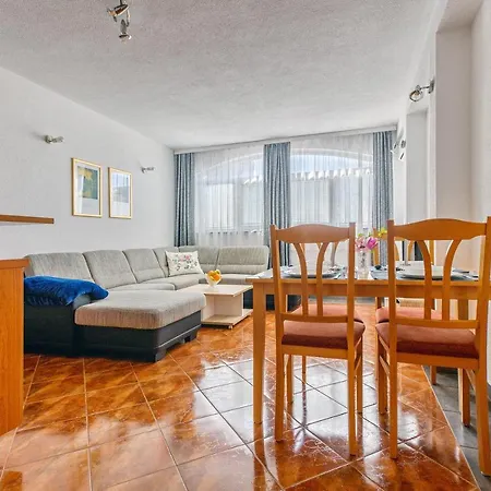 Comfort In Peaceful Area - With Garden Apartment *