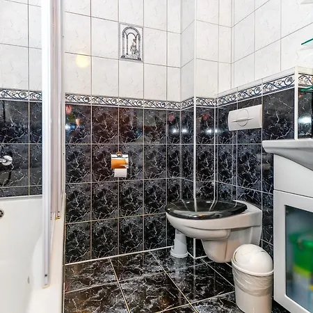 Comfort In Peaceful Area - With Garden Apartament